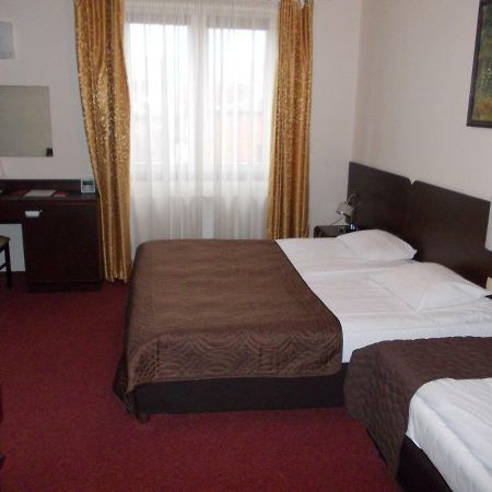 Hotel Pinocy Ledziny Eksteriør billede