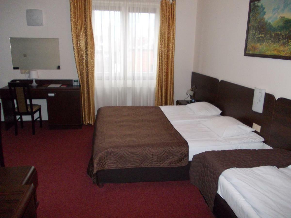 Hotel Pinocy Ledziny Eksteriør billede