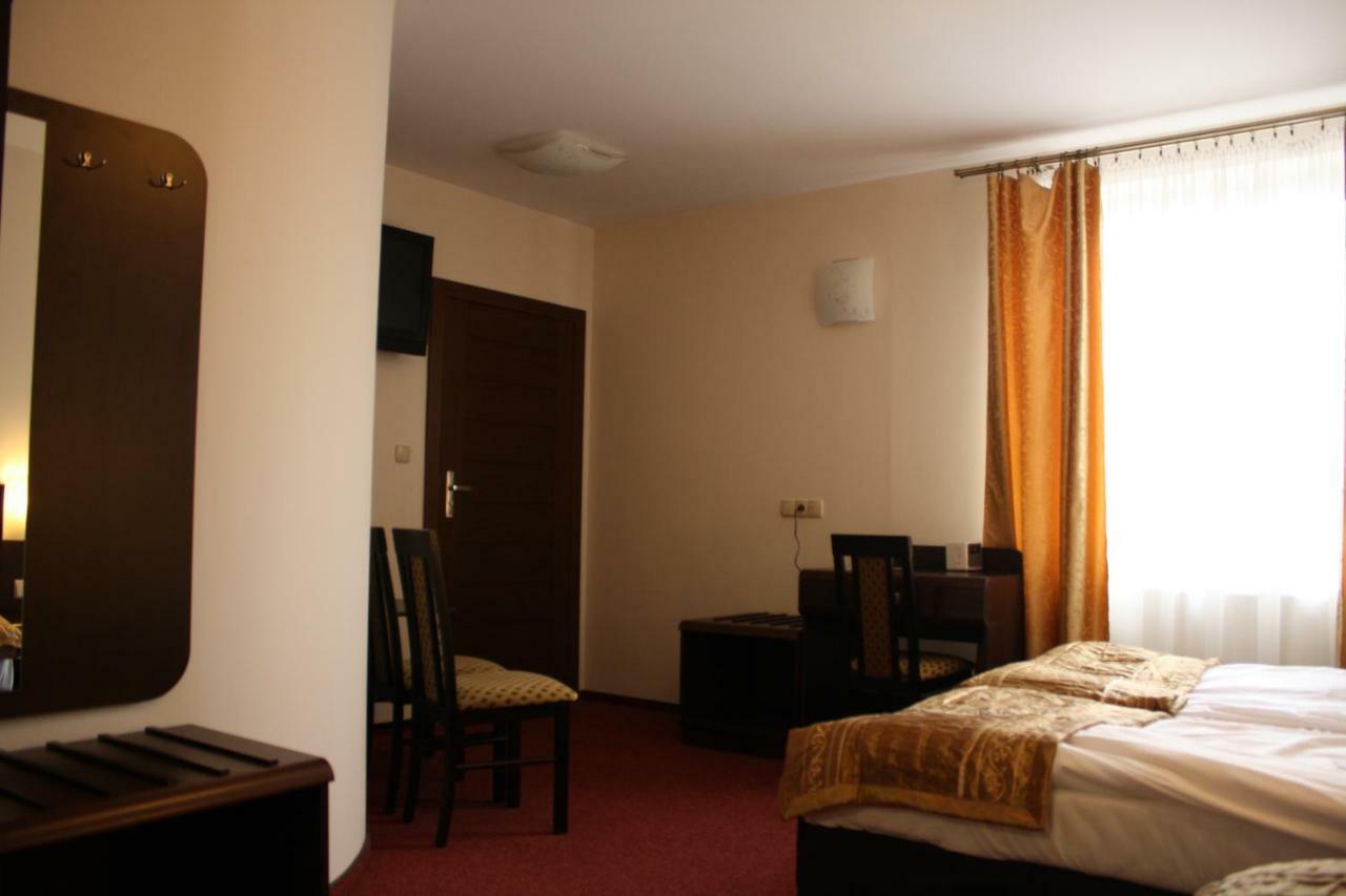 Hotel Pinocy Ledziny Eksteriør billede