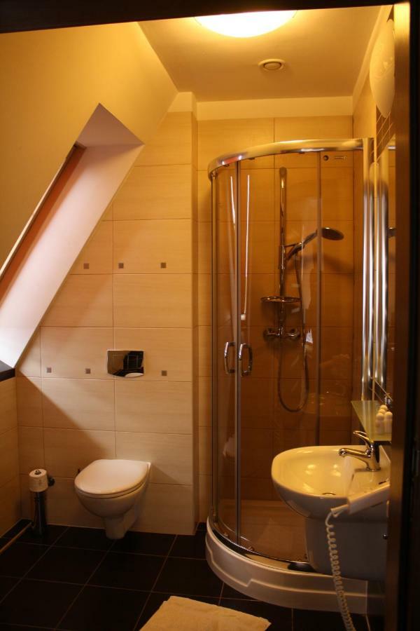 Hotel Pinocy Ledziny Eksteriør billede