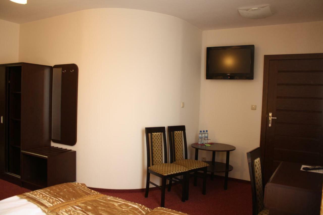 Hotel Pinocy Ledziny Eksteriør billede