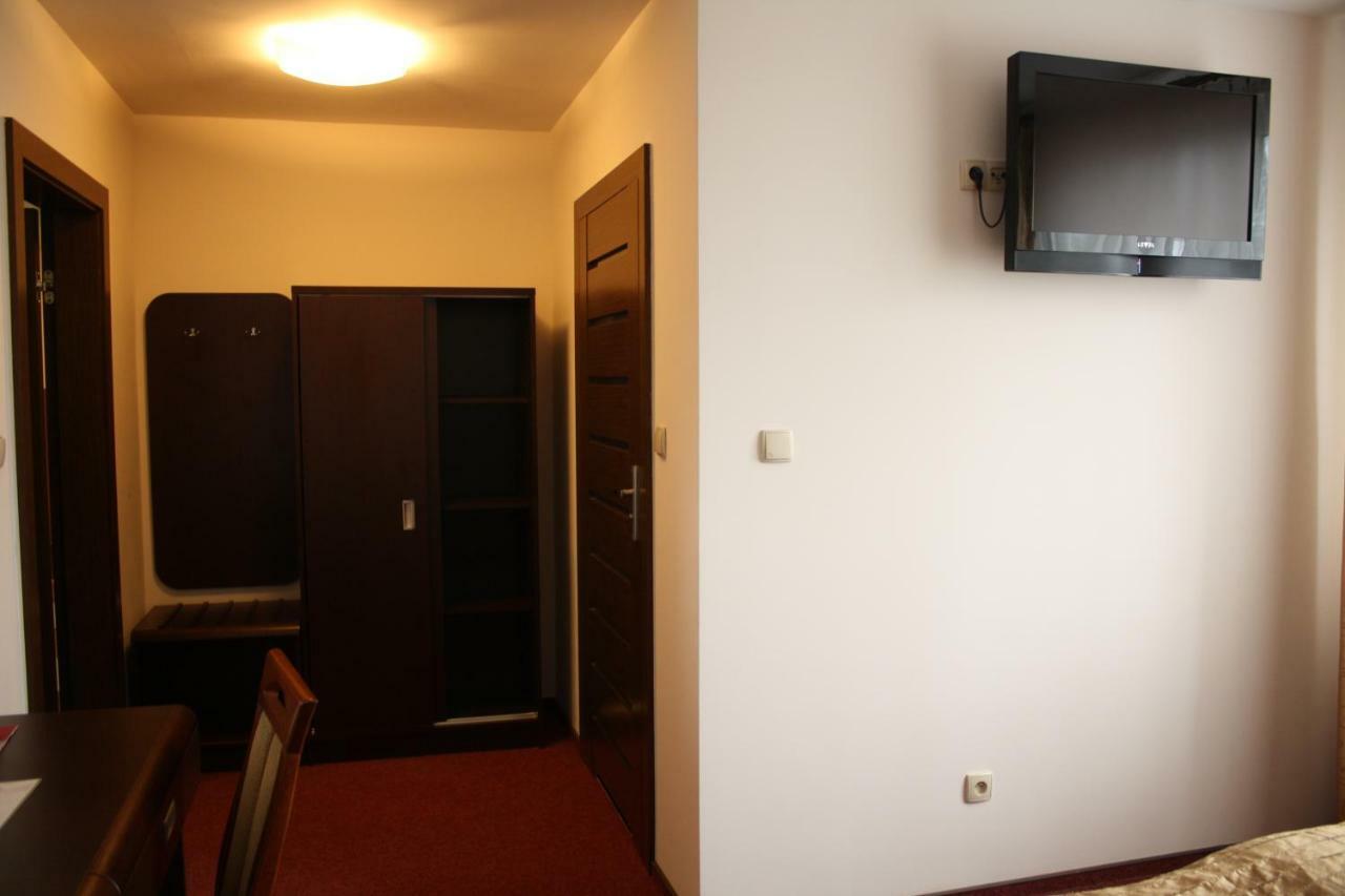 Hotel Pinocy Ledziny Eksteriør billede