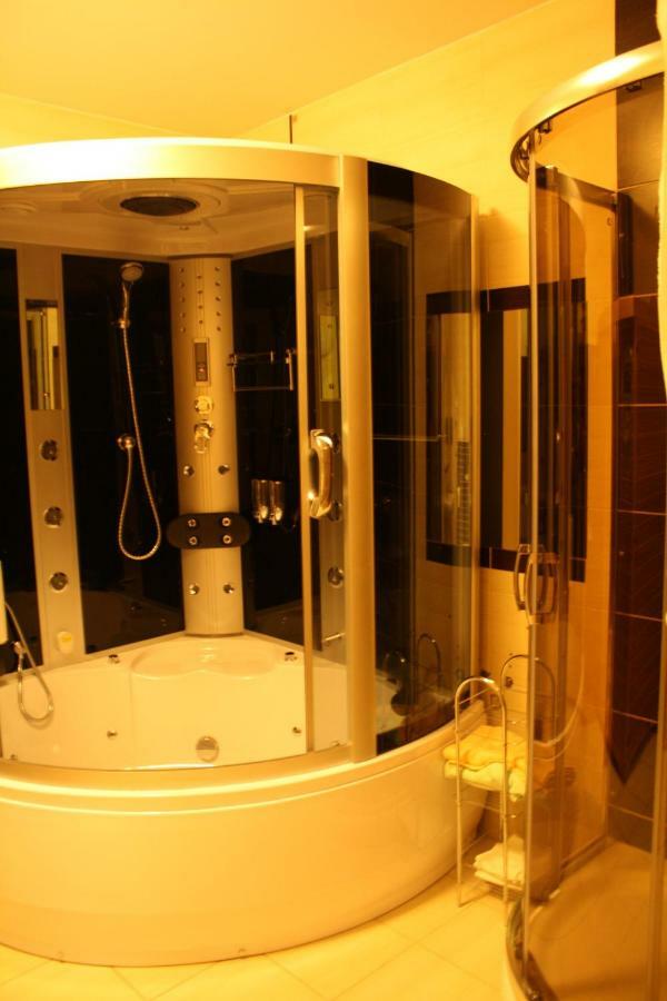 Hotel Pinocy Ledziny Eksteriør billede