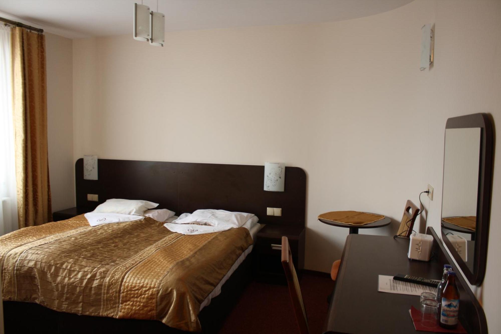 Hotel Pinocy Ledziny Eksteriør billede