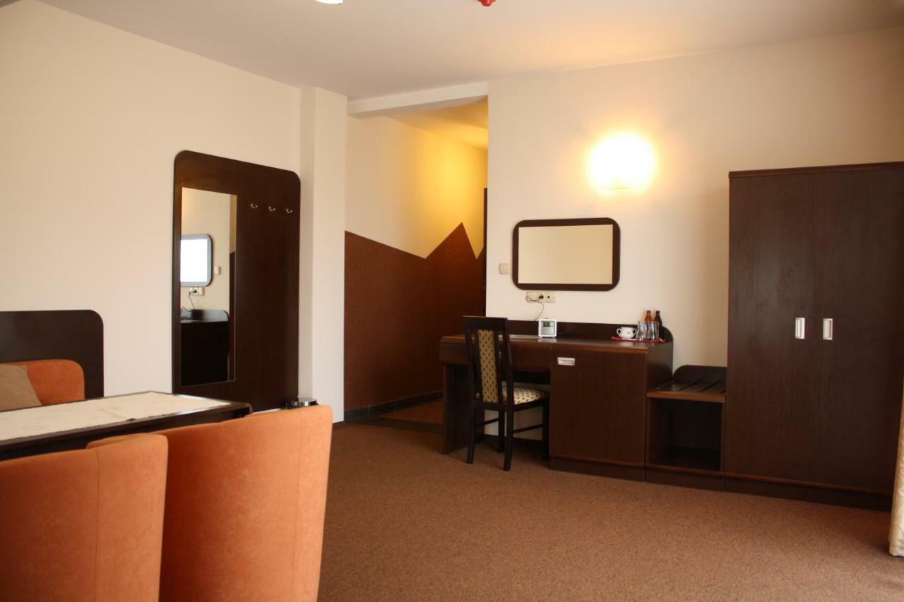 Hotel Pinocy Ledziny Eksteriør billede