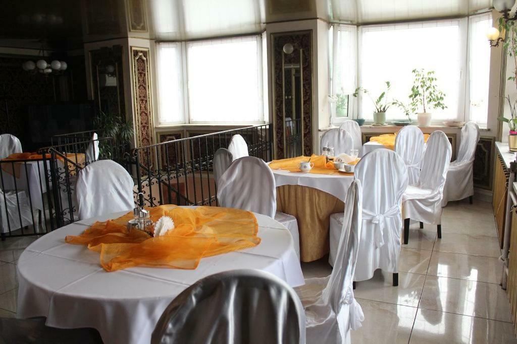 Hotel Pinocy Ledziny Eksteriør billede